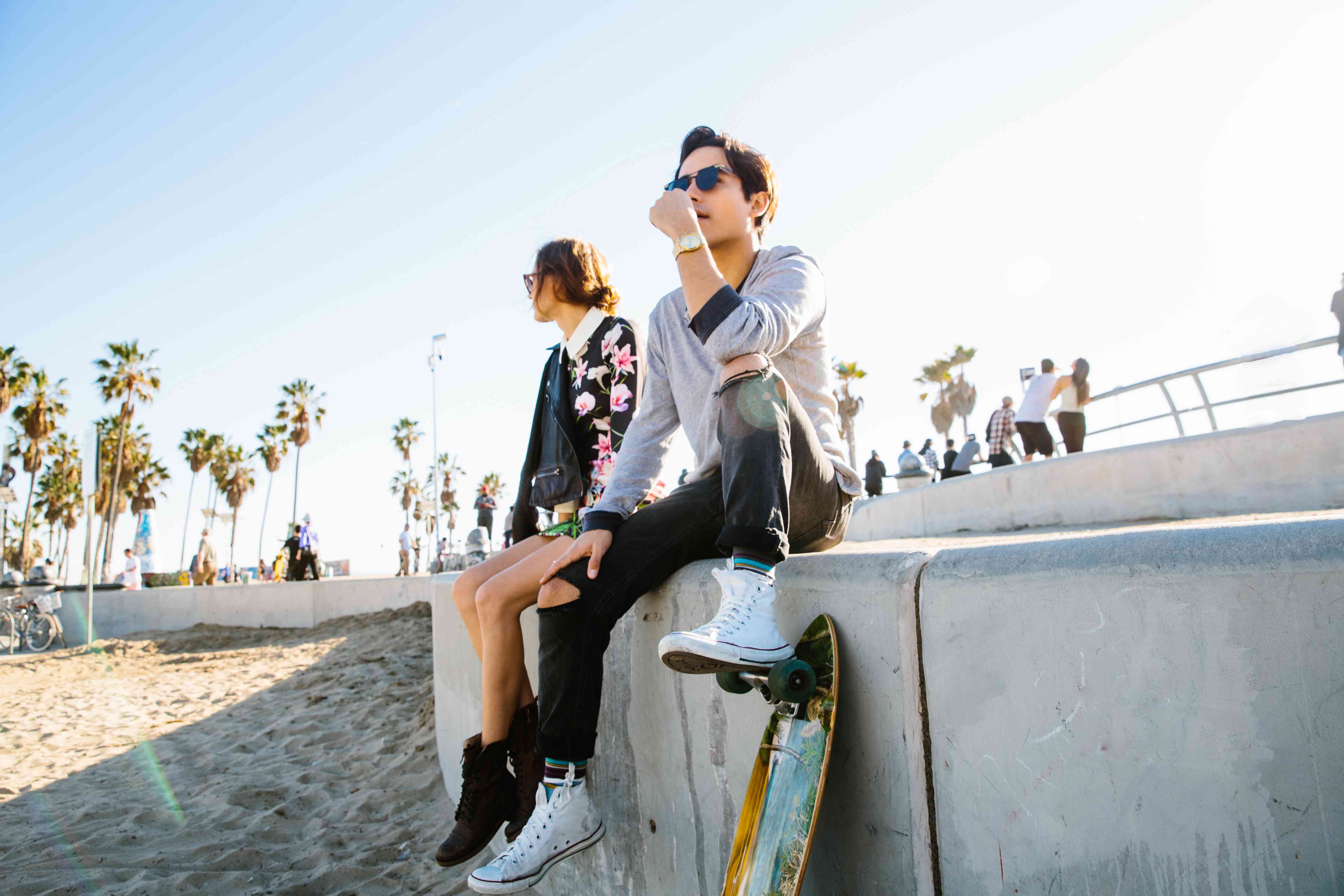 一个女孩寻找其他的方式，而一个家伙看起来他的心情很不好。