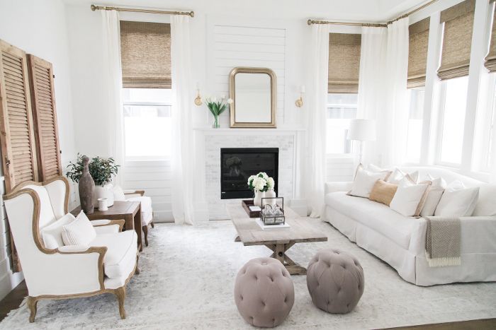 白色和自然色的装饰构成了正式的客厅