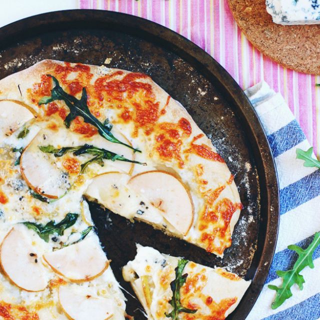 梨和戈贡佐拉比萨芝麻菜