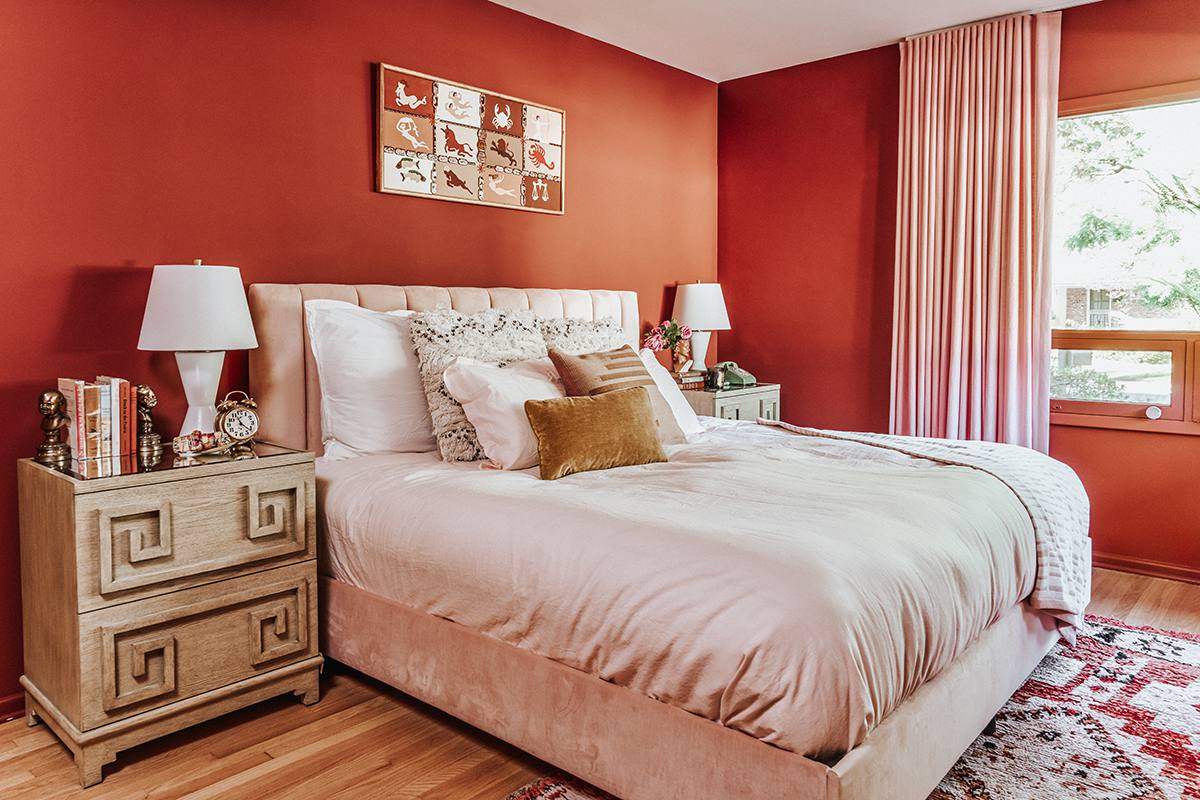 鲜红色的卧室设计 - 克莱尔·托马斯