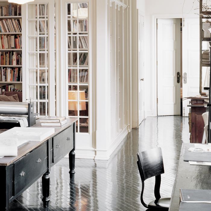 带法式门的办公室