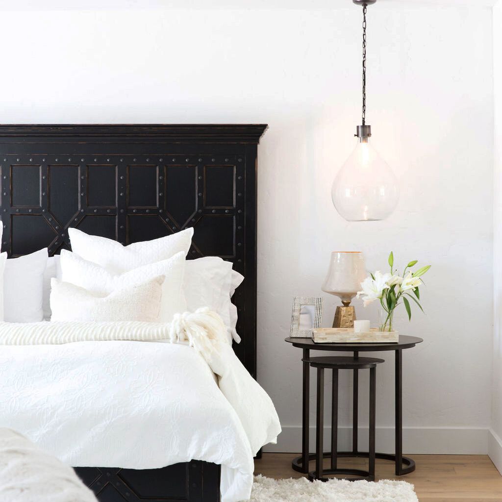 白色卧室配黑色床架