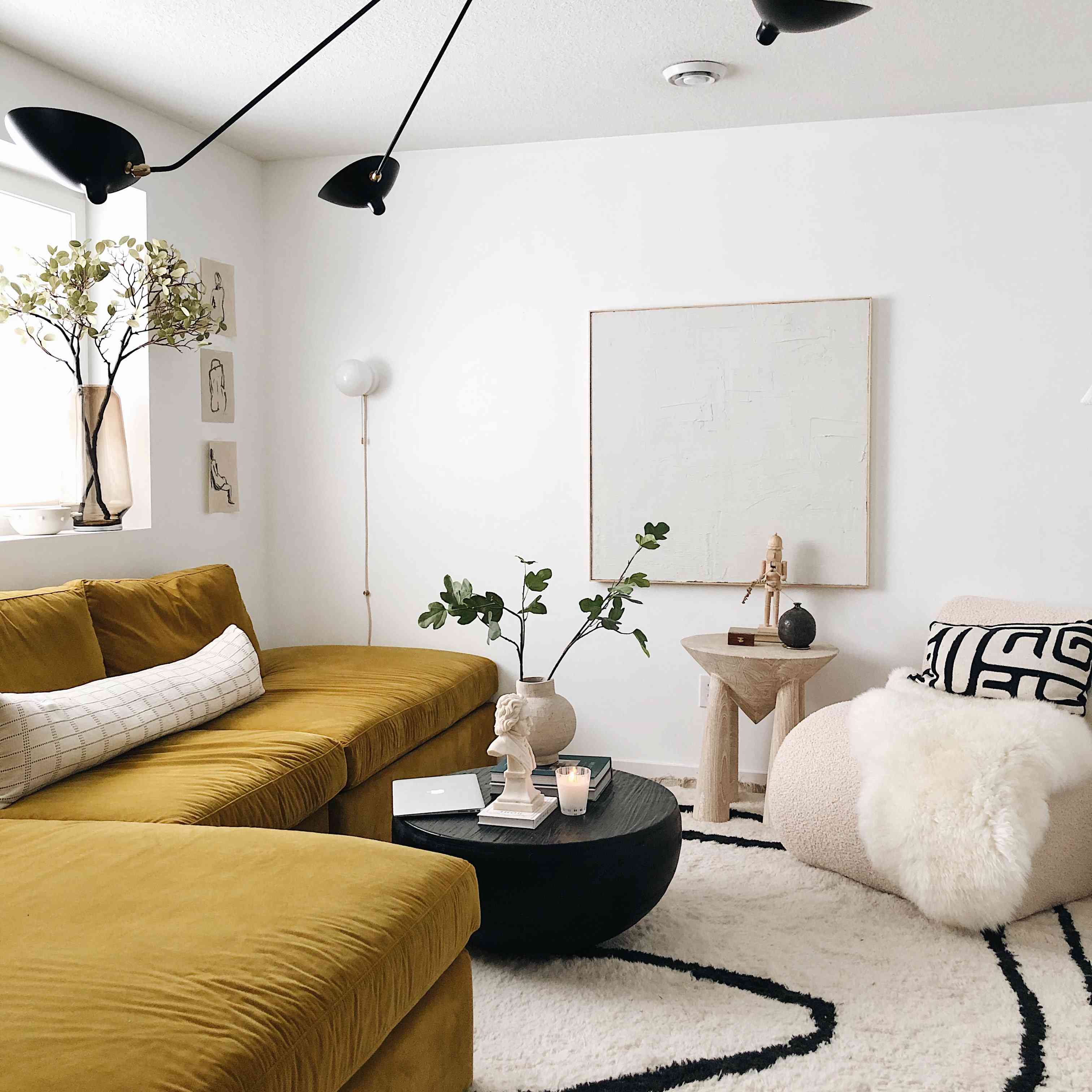 舒适的空间，黄色天鹅绒沙发和现代灯具。