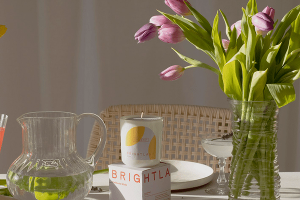 蜡烛，与郁金香的Digestif在桌上