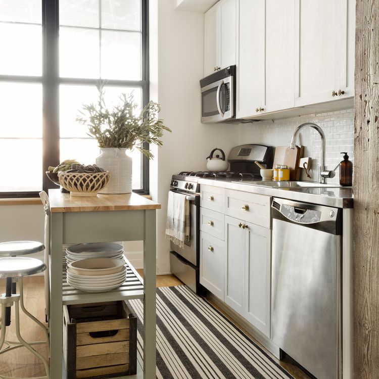 条纹地毯在阁楼厨房里