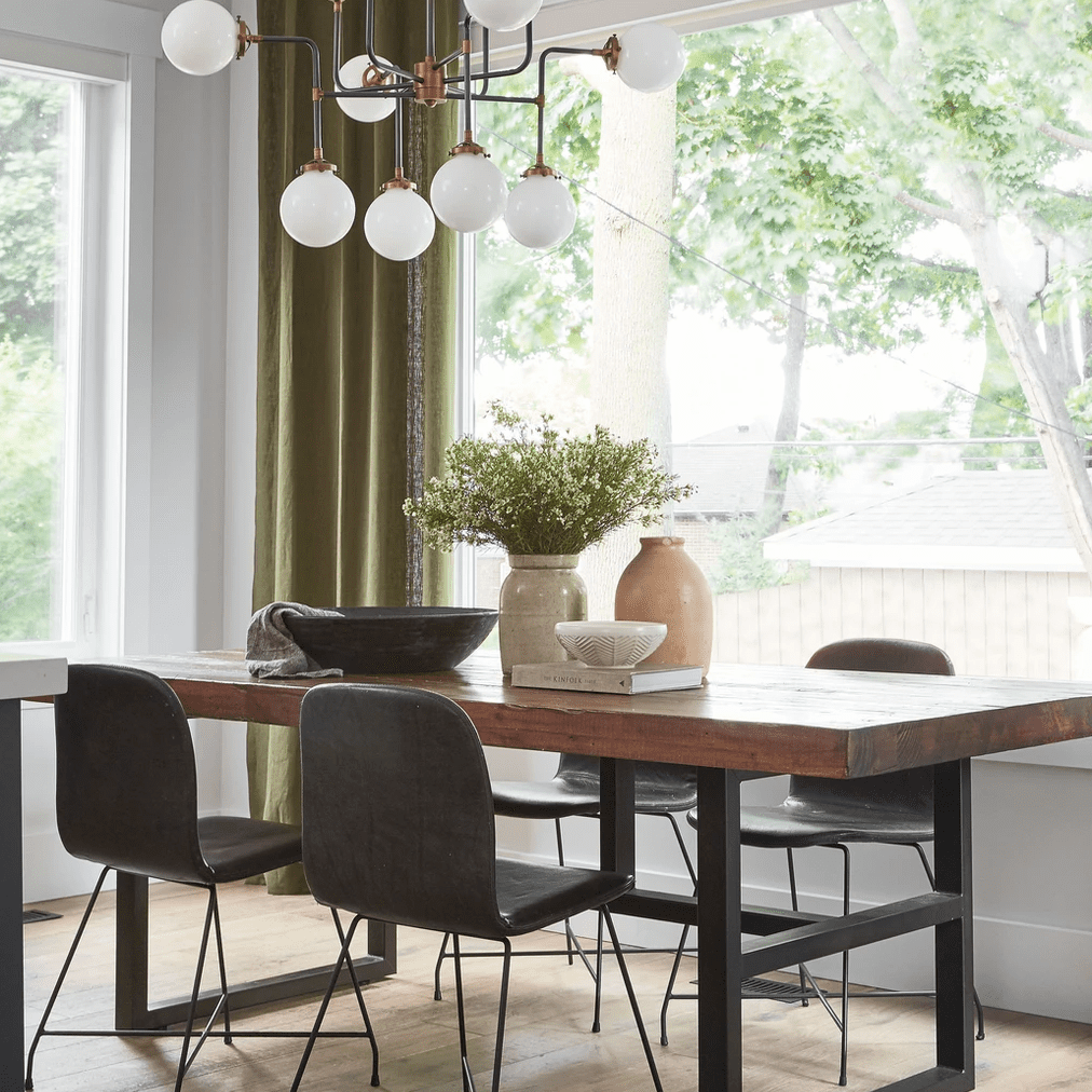 餐厅装饰着橄榄绿窗帘