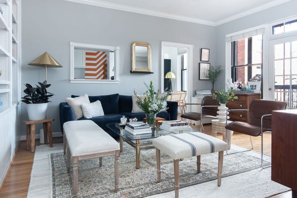 有黄铜咖啡桌的客厅。