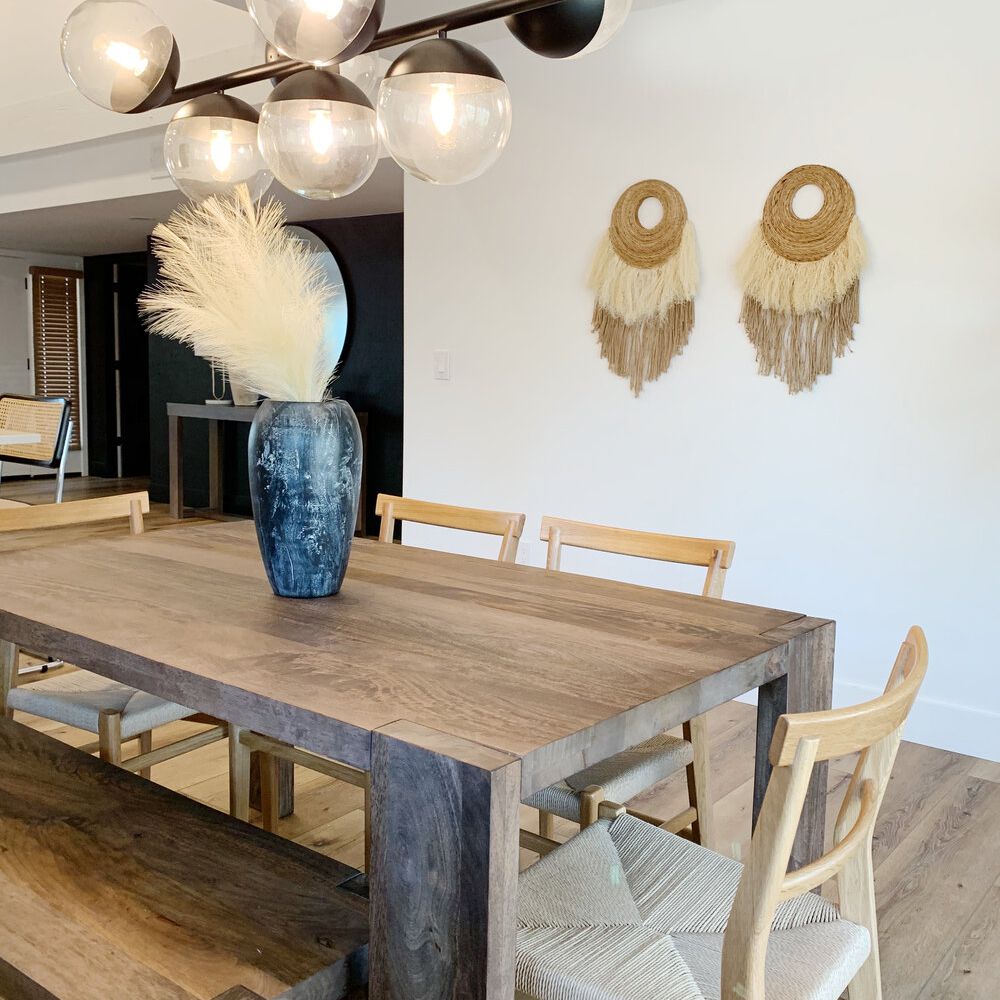 中性厨房桌子与黑光夹具。