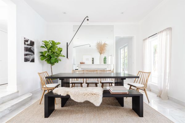 白色用餐室与黑色口音