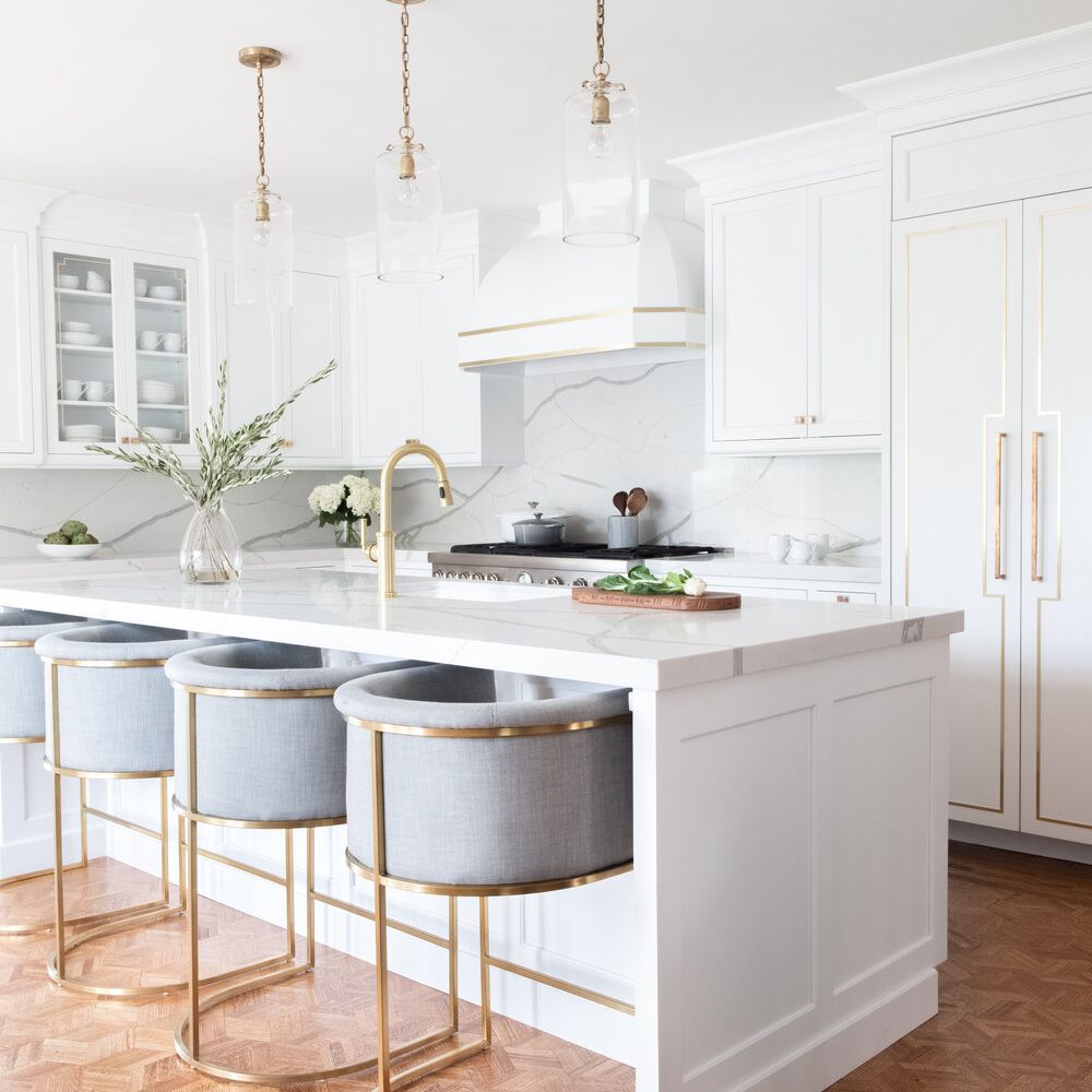 最好的厨房理念 - 白色和金色厨房用木地板