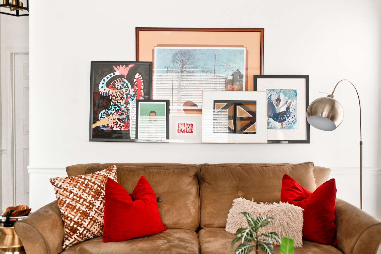 陈列在一个架子上的画廊墙