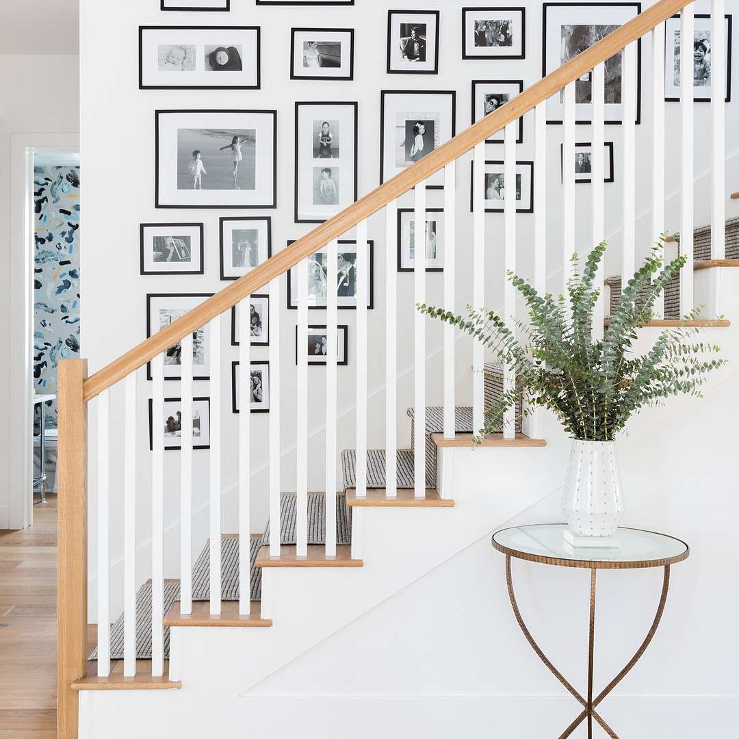 带走廊墙的楼梯。