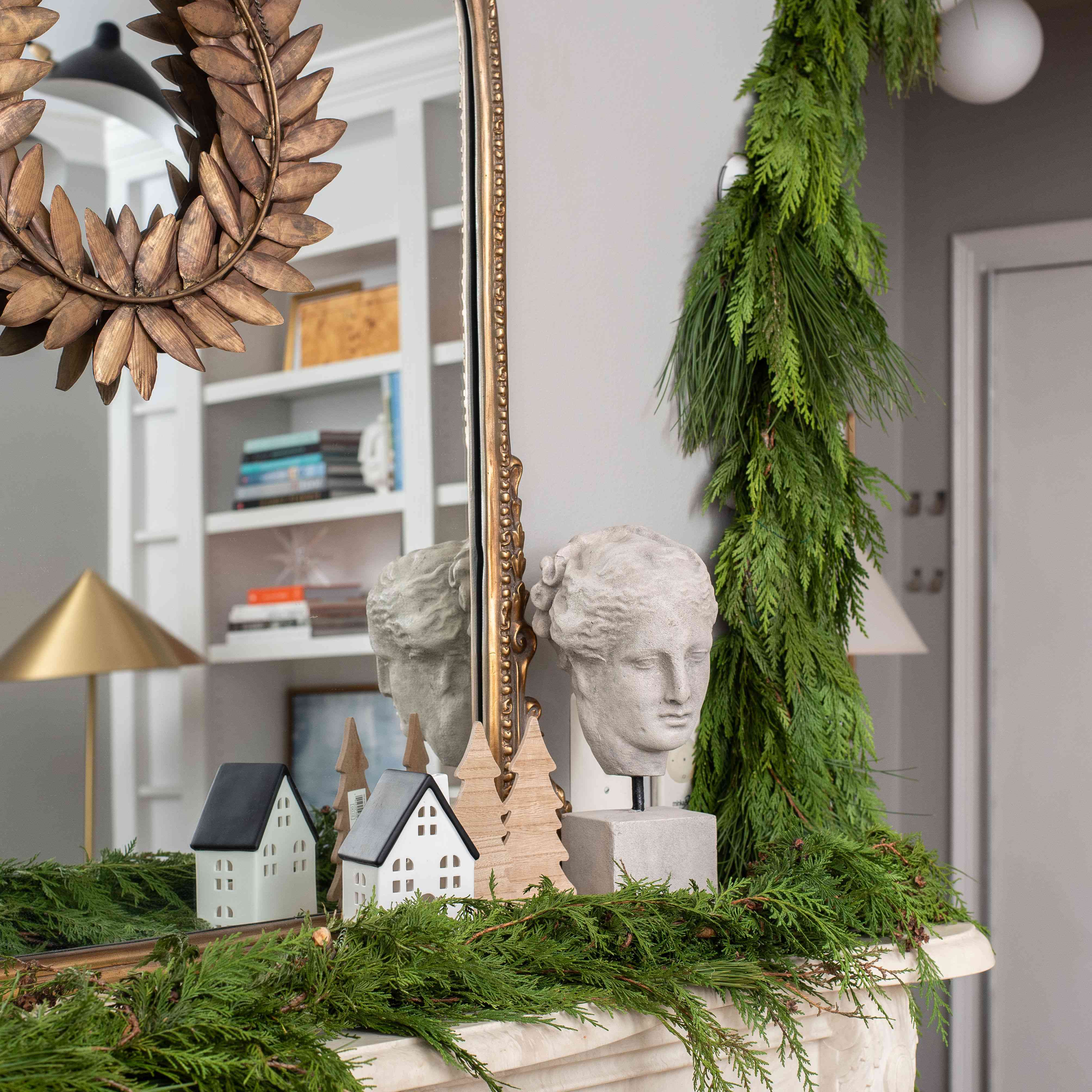 花环披着披风。