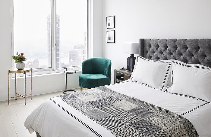 阿什利·本森的纽约市公寓客房卧室