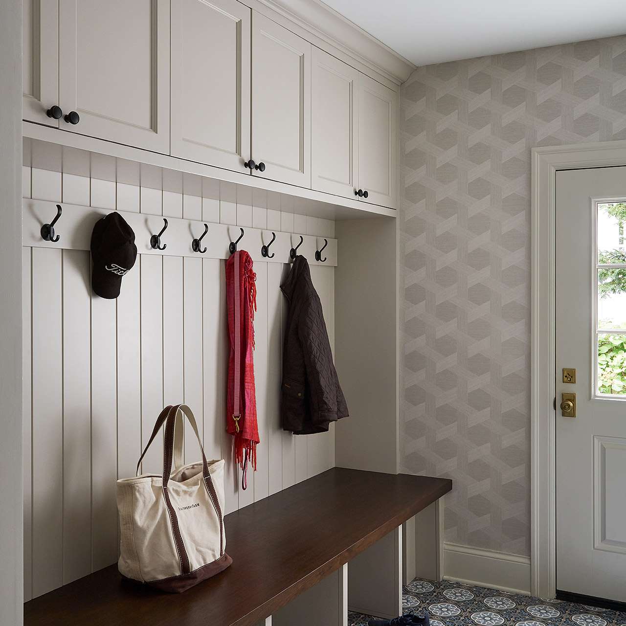 在泥厅里仿造墙纸。