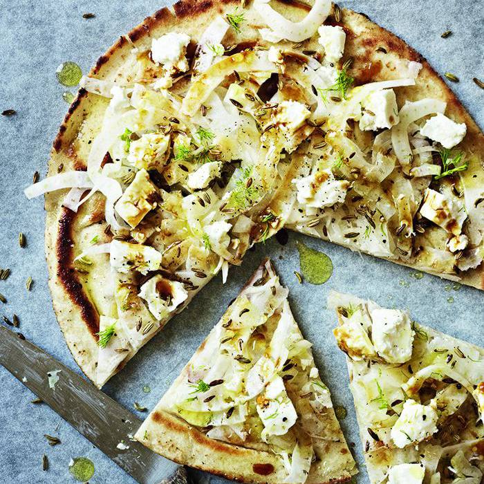 用茴香和羊乳酪做的薄饼披萨。