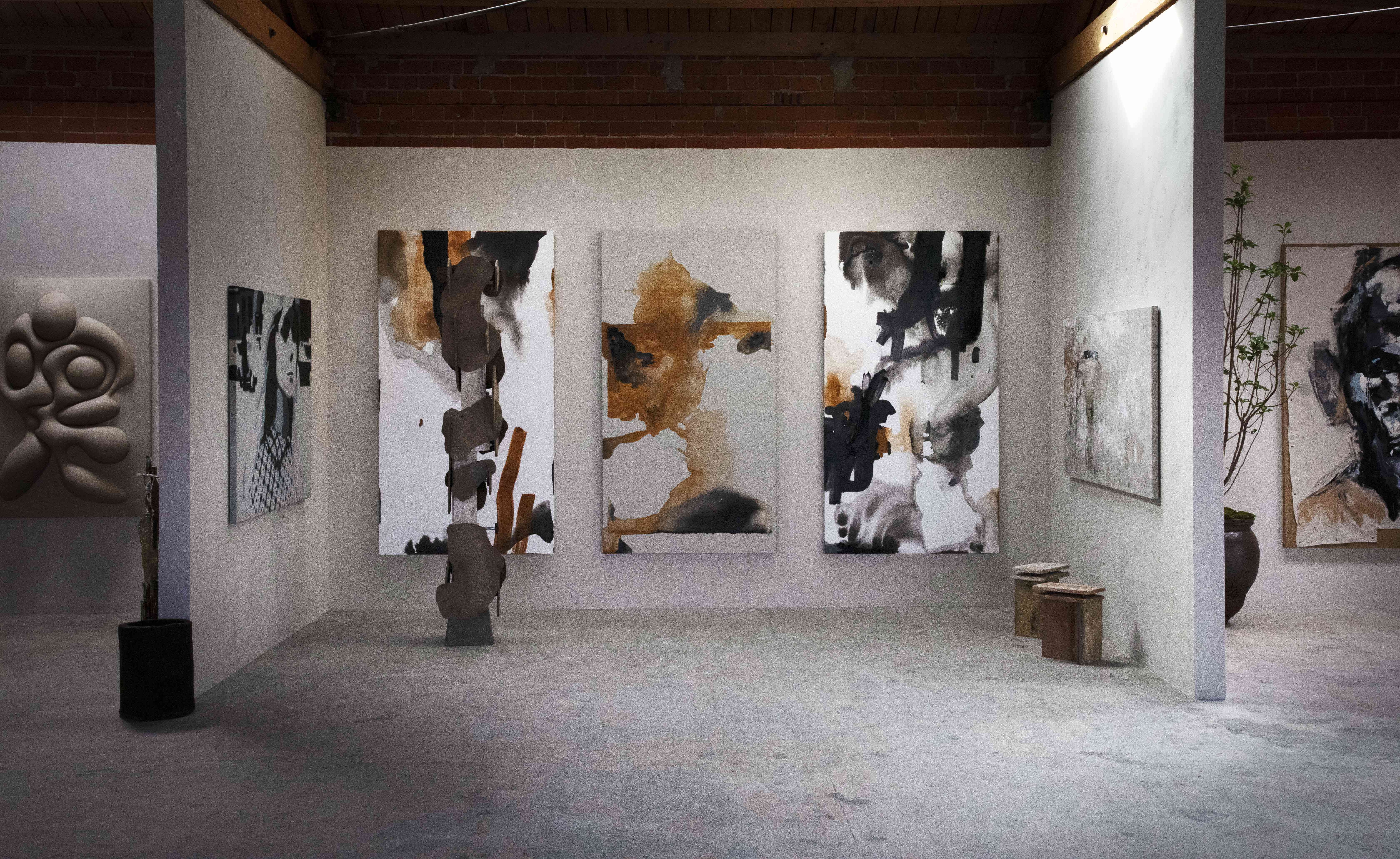 墙上的艺术品正在展出。