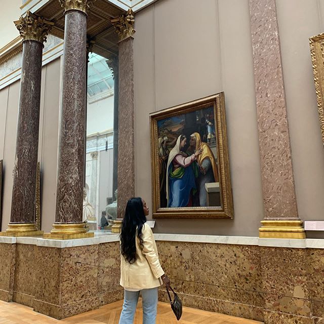 一个女人参观艺术博物馆，了解一些文化。