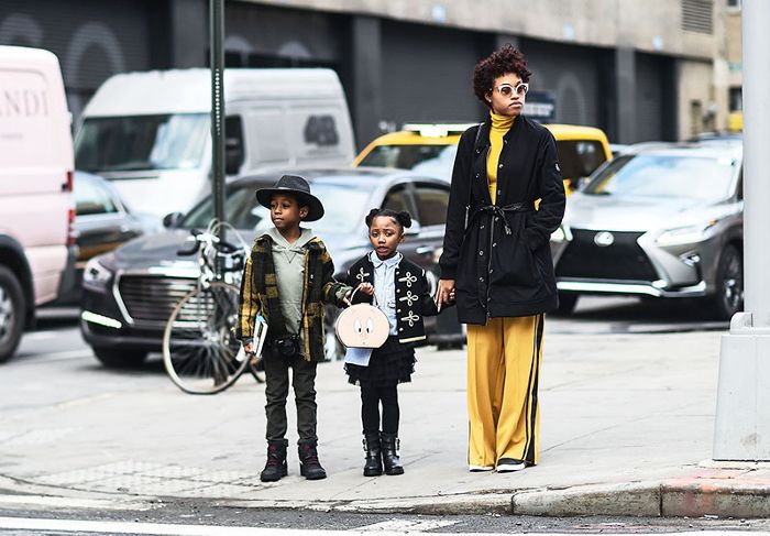 一位母亲带着两个孩子