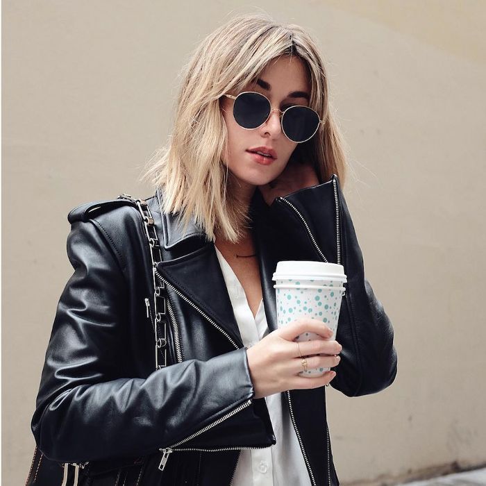 一个女人端着咖啡