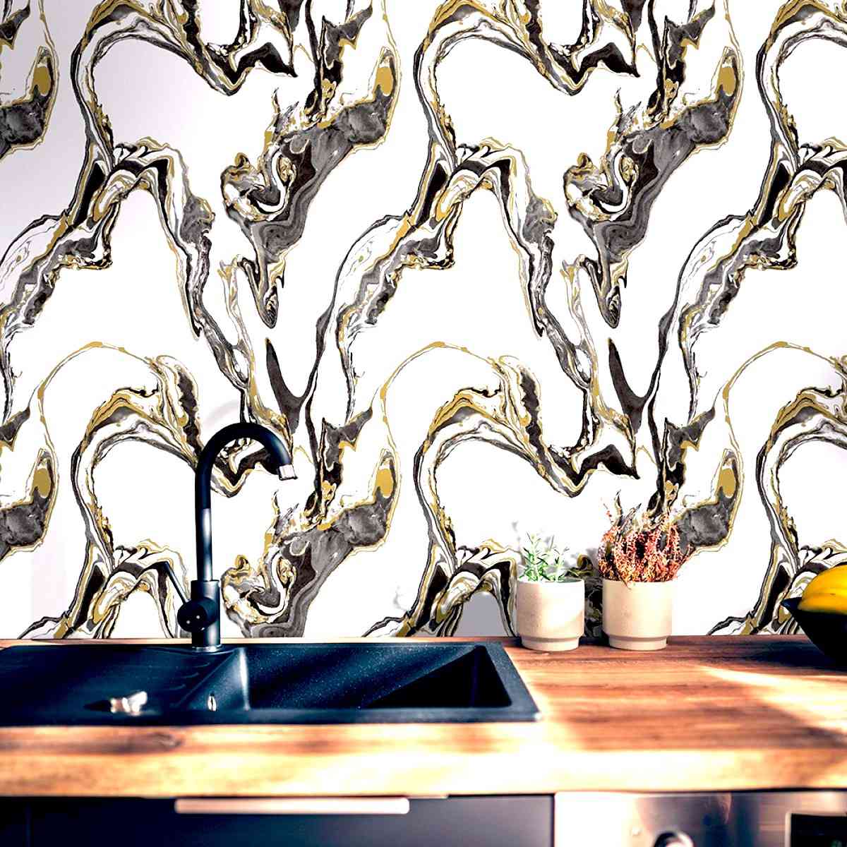 壁纸用黑色和金色大理石上上方的厨房水槽的壁设计。