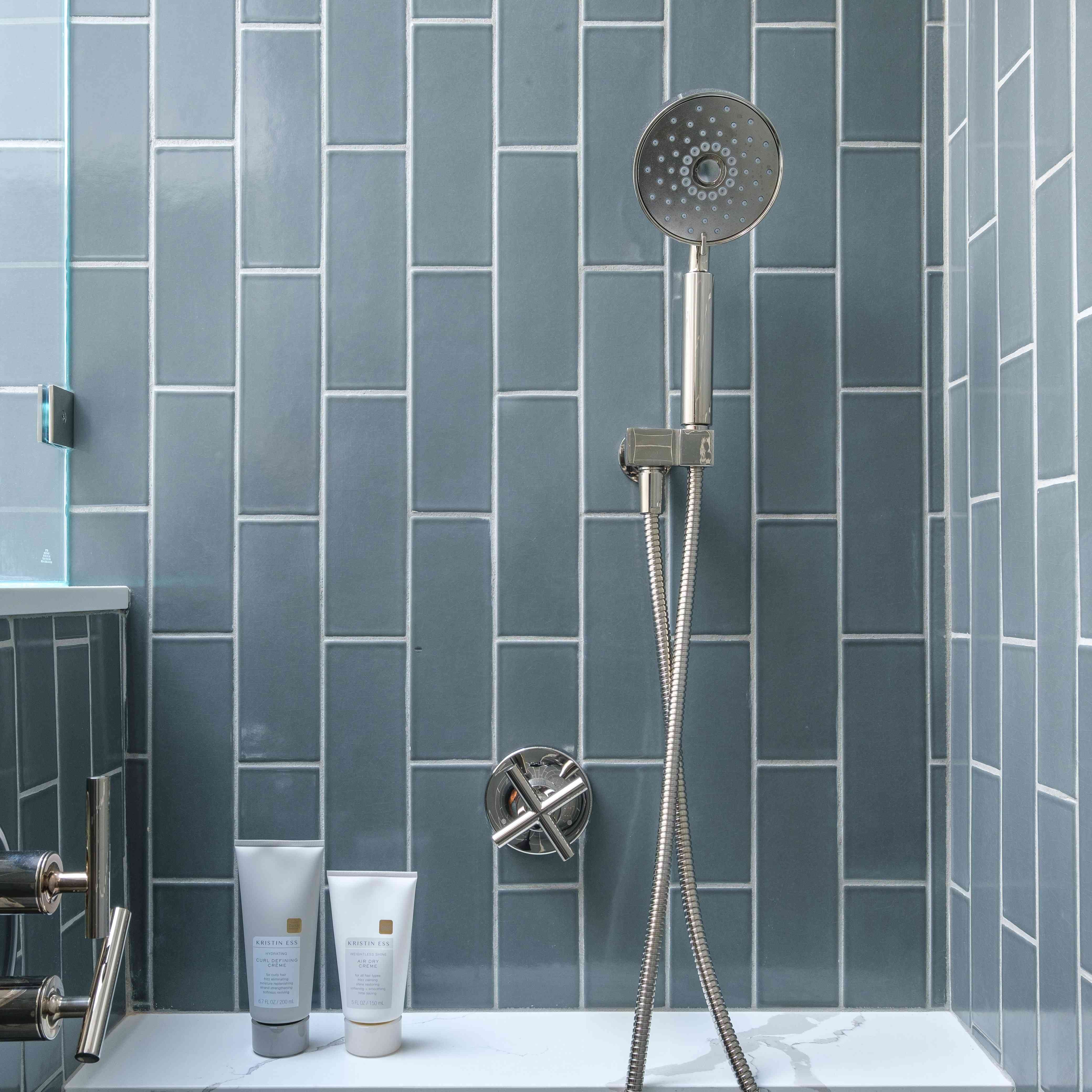 本周改头换面-吉娜·蕾切尔-小浴室-垂直地铁瓷砖