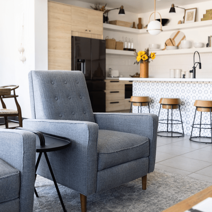 灰色扶手椅子里的客厅。