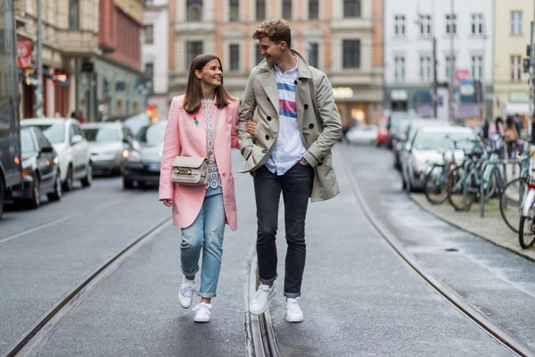 夫妇走在街上