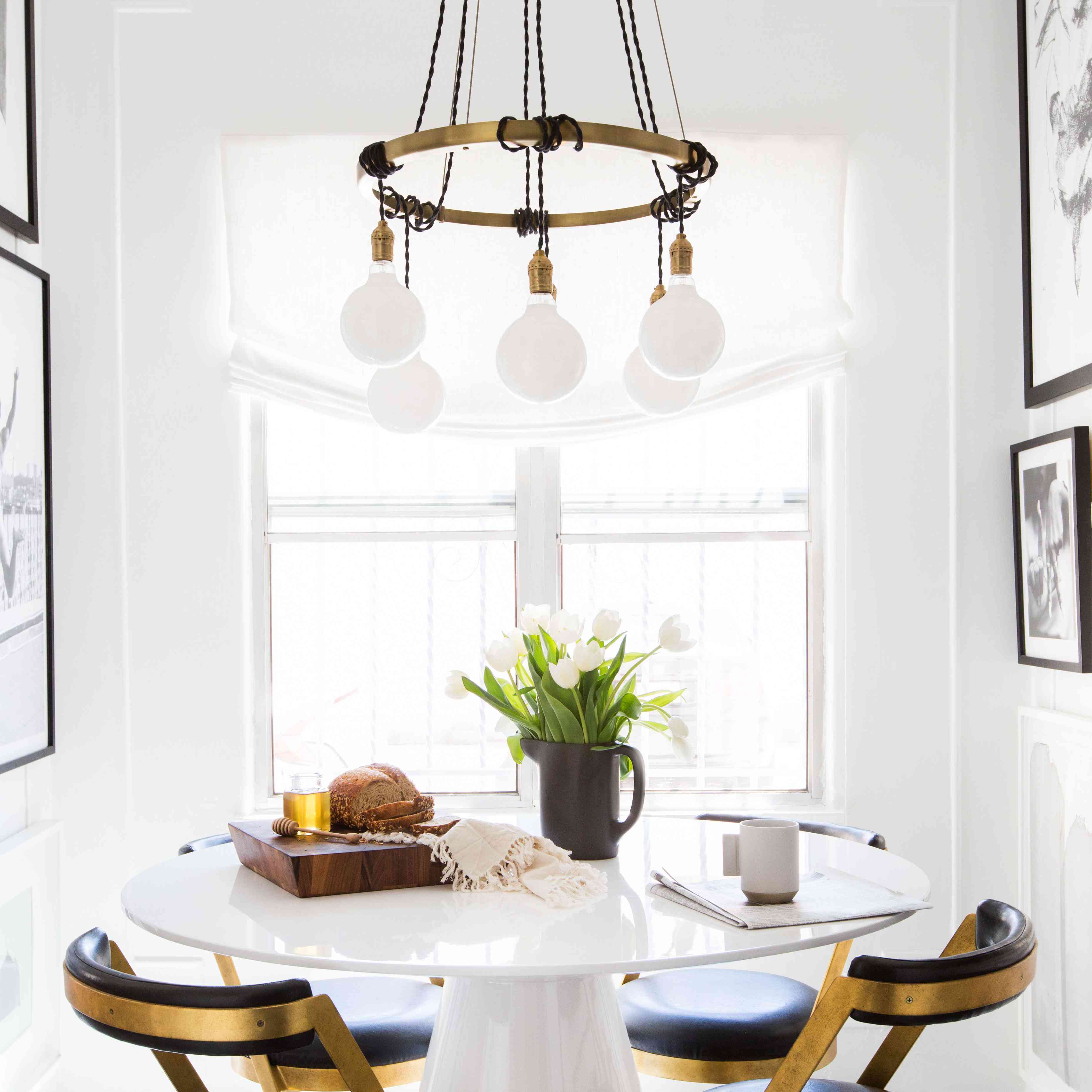 最好的厨房理念 - 黑色和白色的厨房，早餐表