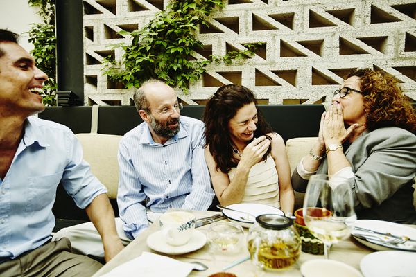 笑在餐桌上的朋友