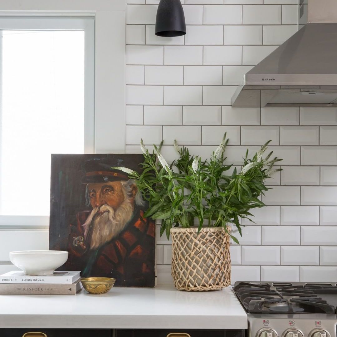 黑色厨房，铺着斜面地铁瓷砖