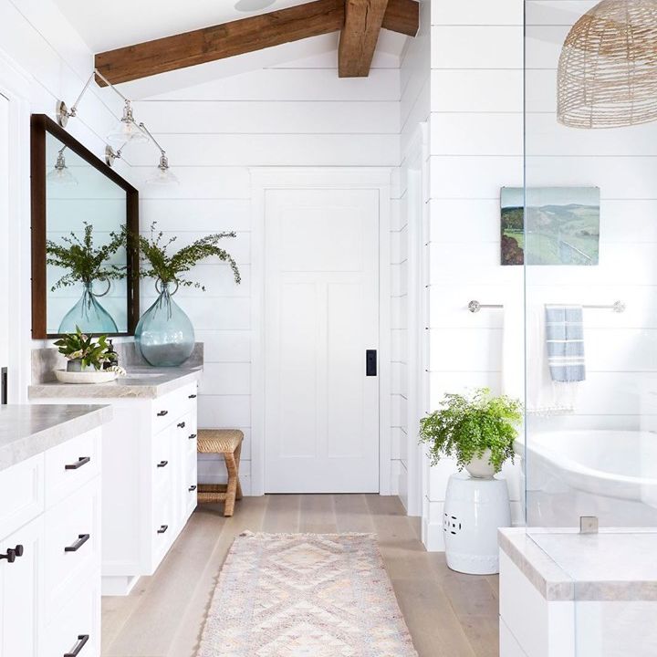 白色浴室，带有大教堂天花板