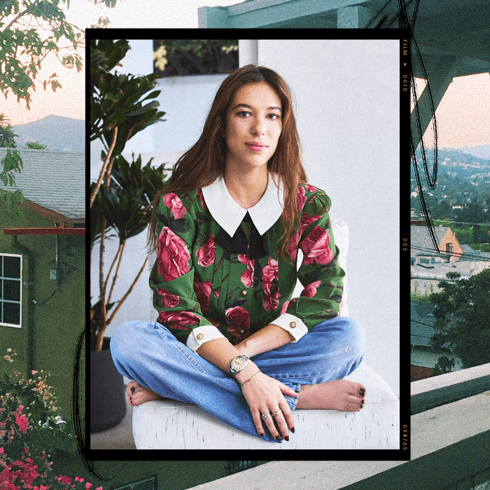 一个女人盘腿坐着