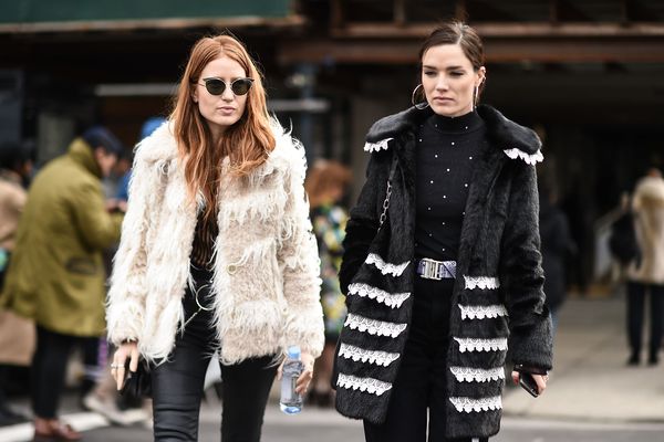 两个严肃的女人走在街上