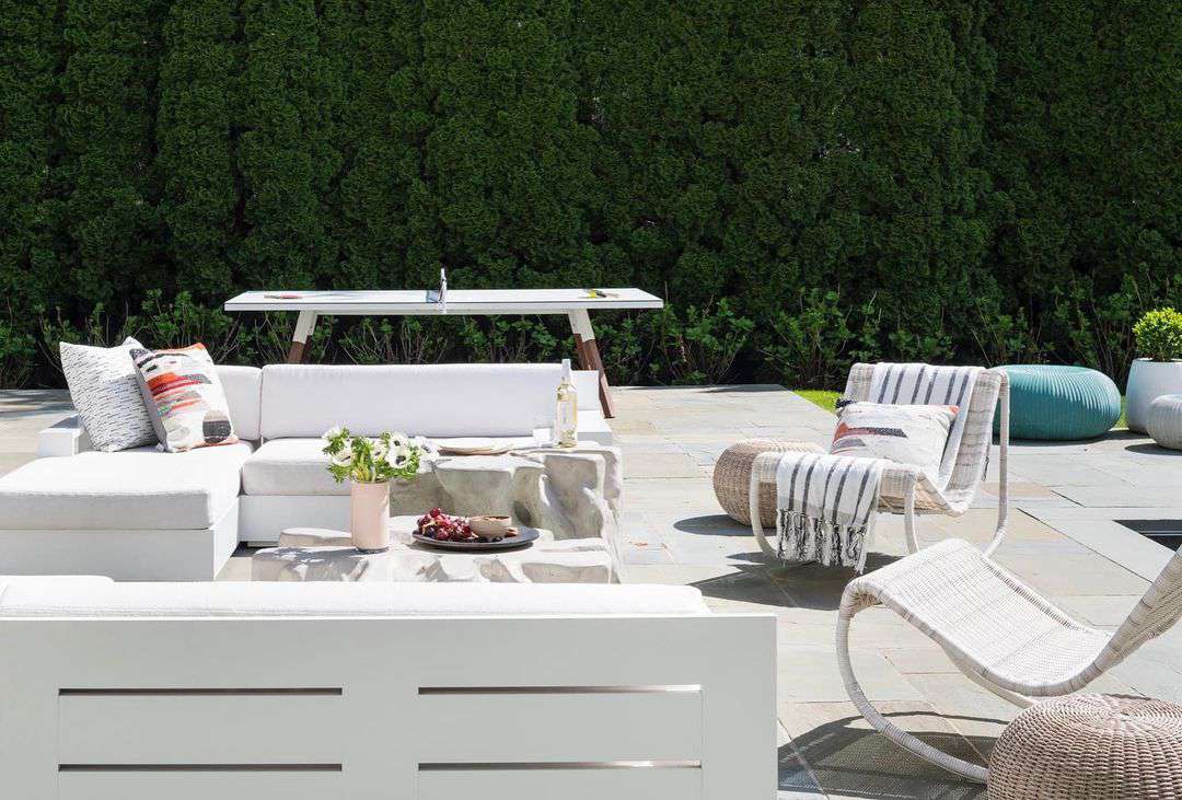 户外休息区与灌木丛