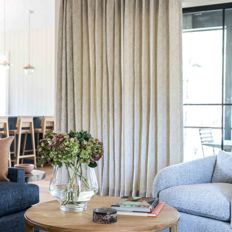 长板窗帘在客厅。