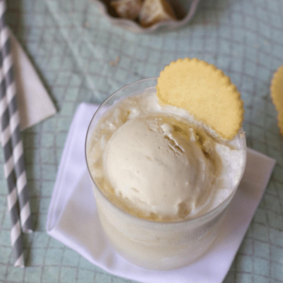 朗姆酒和姜汁啤酒浮动鸡尾酒