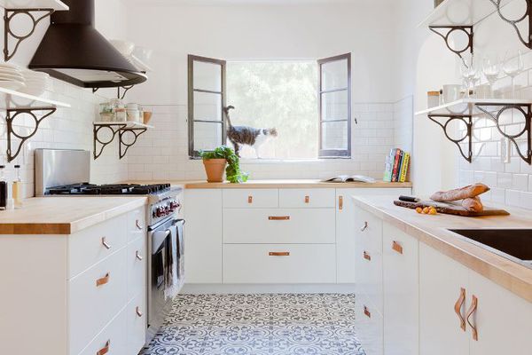 明亮的全白厨房