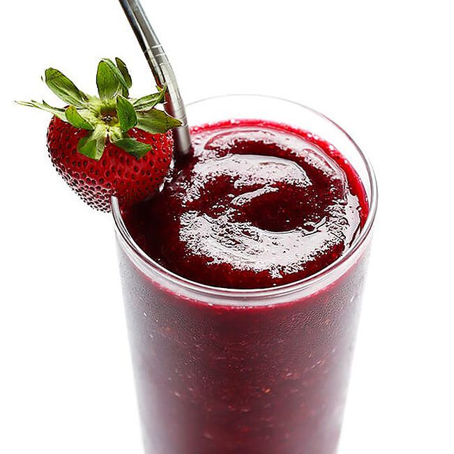 冷冻汽酒与金属稻草和草莓装饰的玻璃。