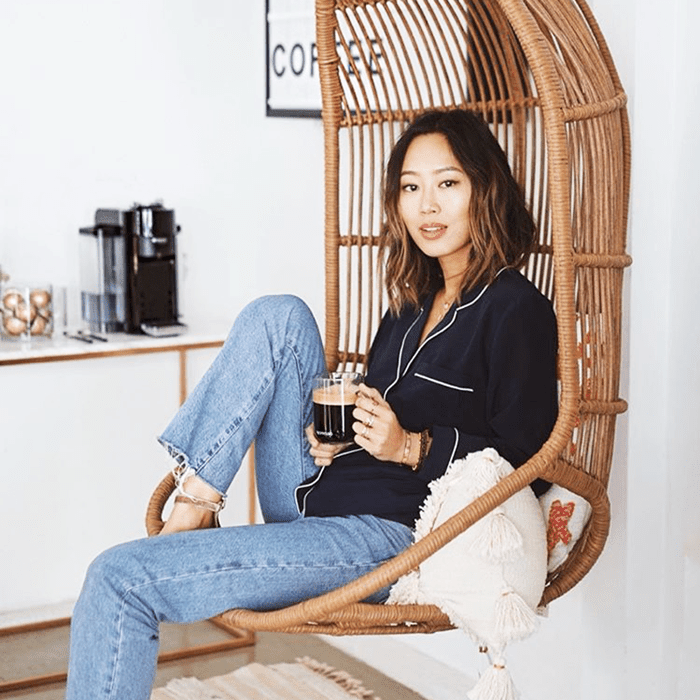 一名妇女抱着一个姜黄拿铁