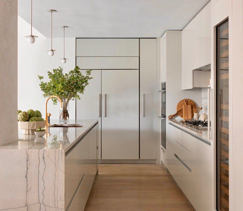 最好的厨房理念 - 温暖的厨房台面瀑布和冷色调