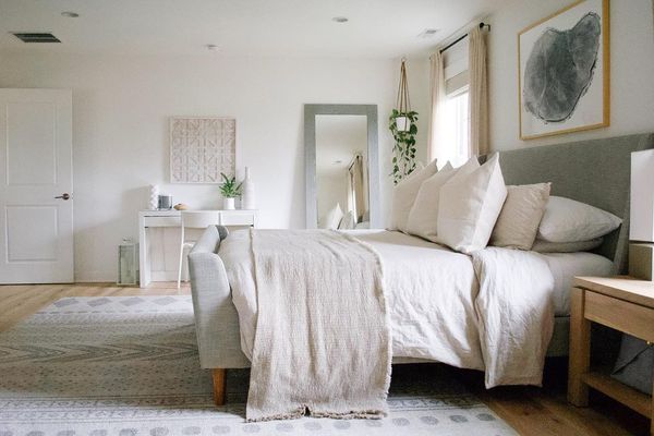 宁静的卧室照片与中性的床上用品。