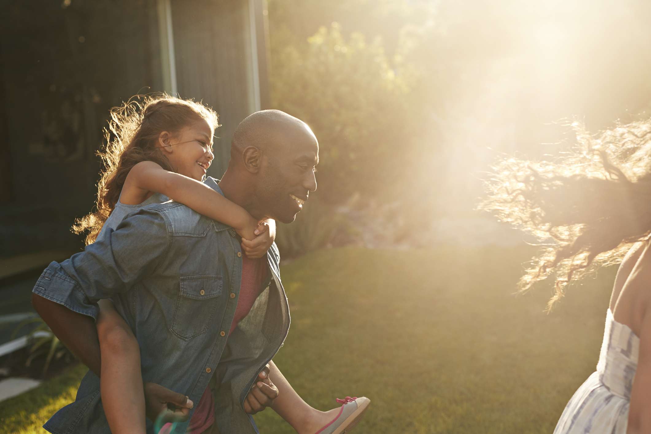 爸爸和孩子们一起玩