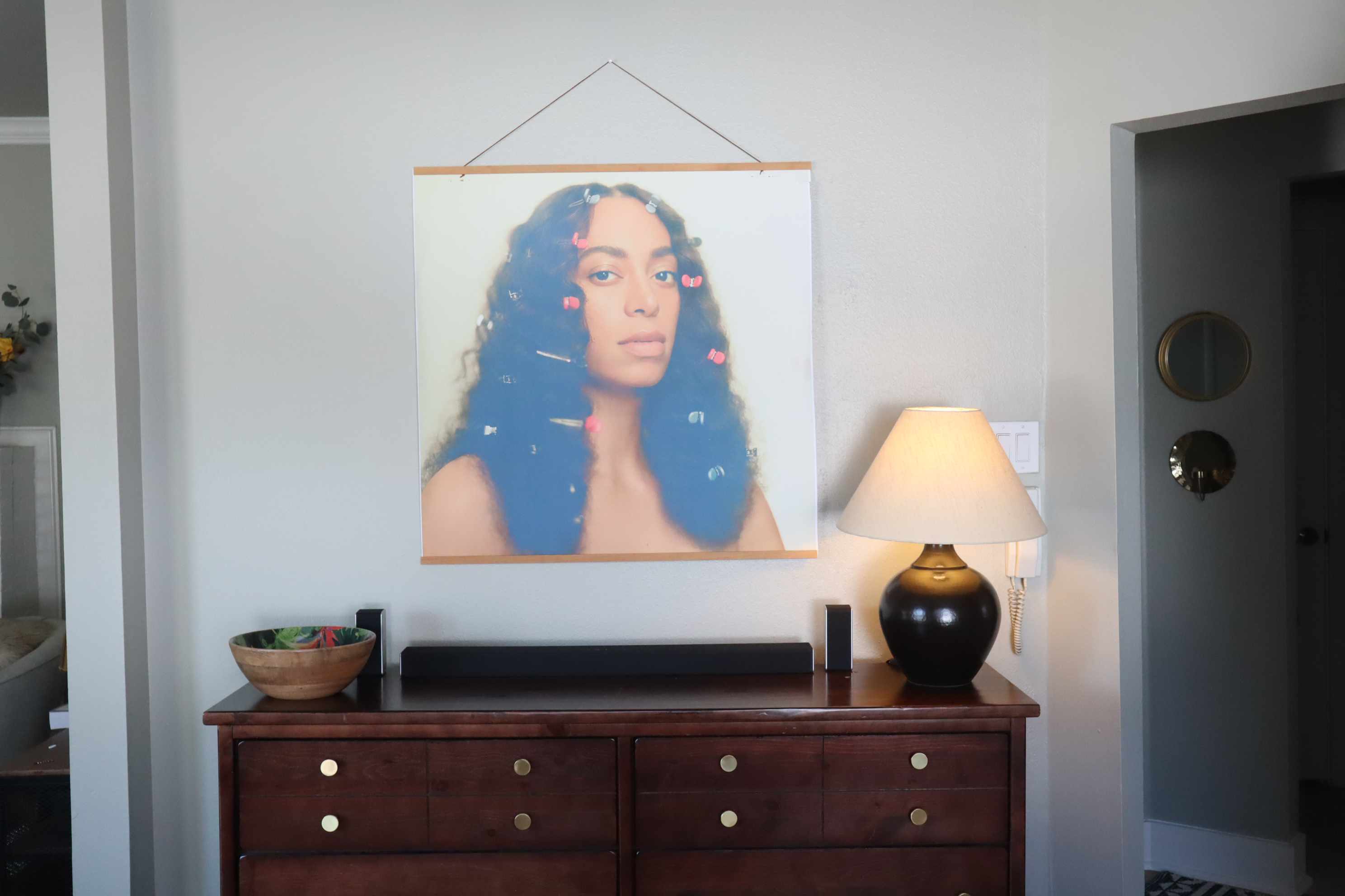 梳妆台上面的solange知识的图片。