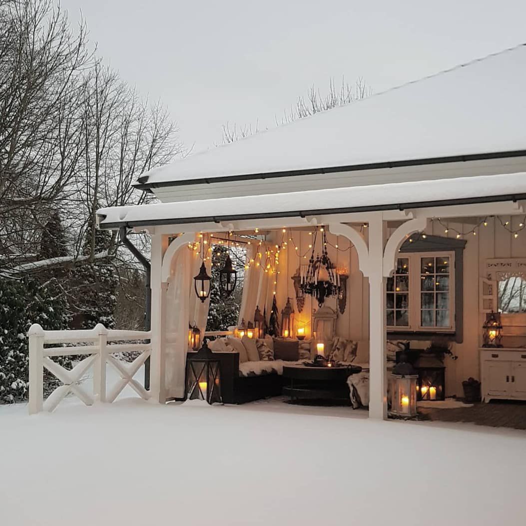 带有冬季装饰的门廊