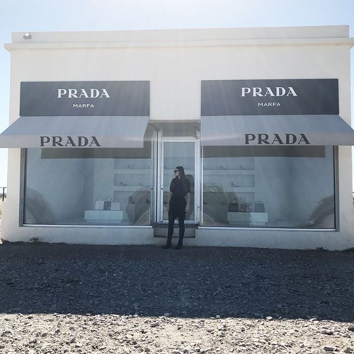标志性的Prada专卖店的艺术装置在玛法