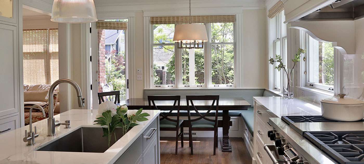 厨房的水槽上有灯光