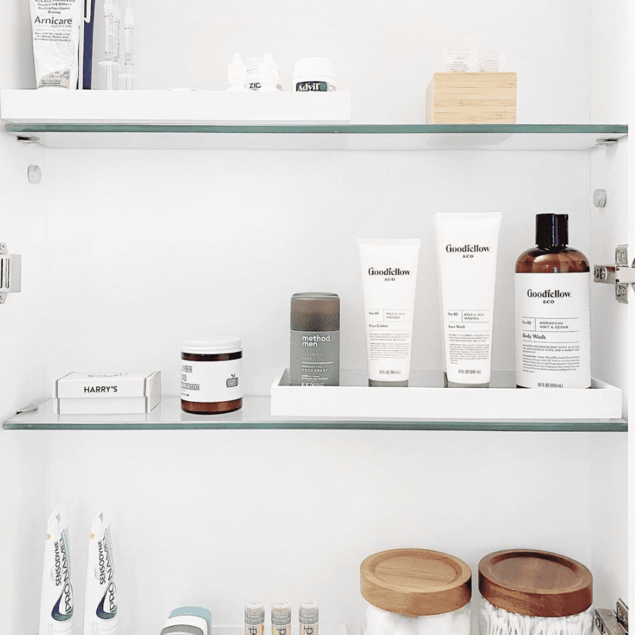 整齐的梳妆台内部。