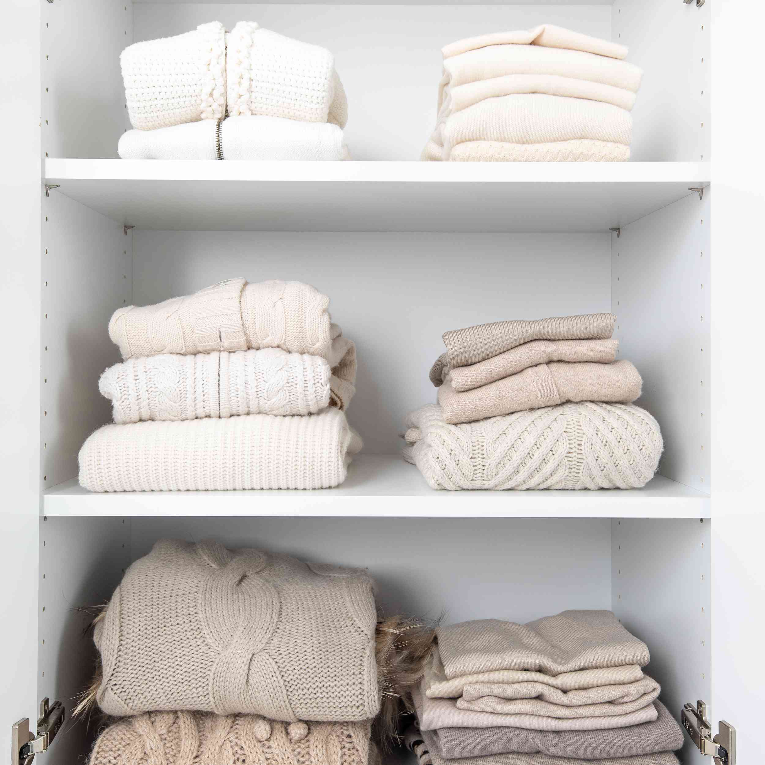 在壁橱里叠毛衣