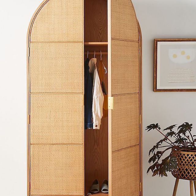 华莱士藤条和橡木大衣橱